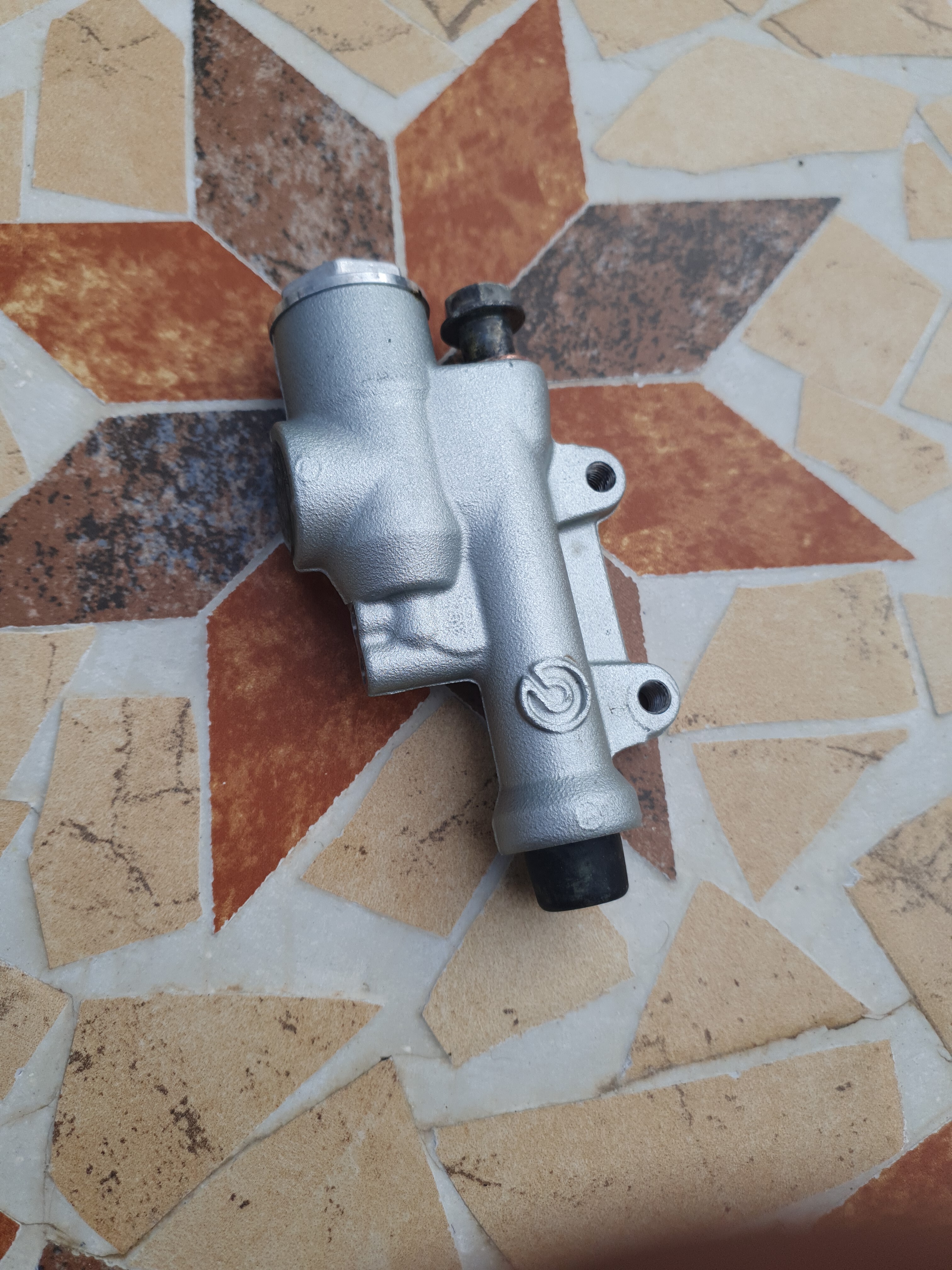 Bremspumpe hinten RSV4.jpg